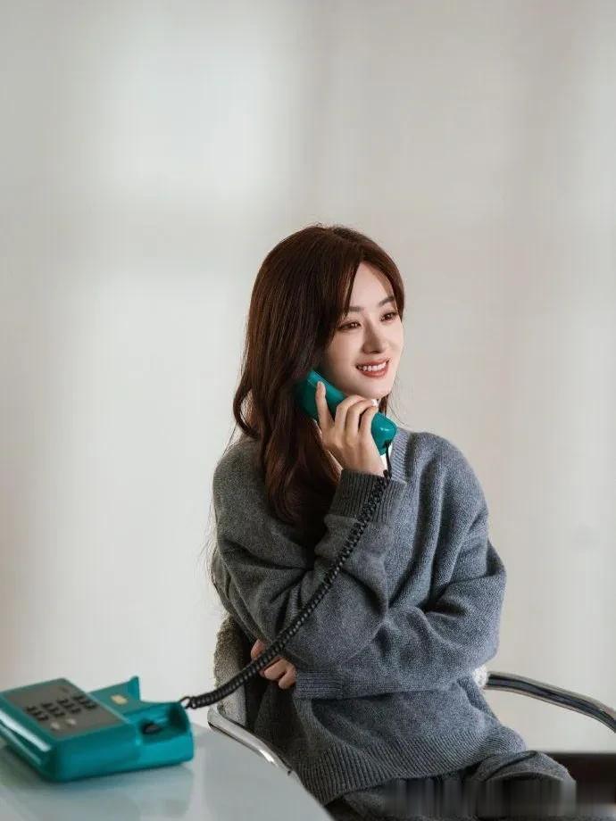 赵丽颖当妈后气质大变！灰色毛衣+打底衫+阔腿裤，简约又高级！