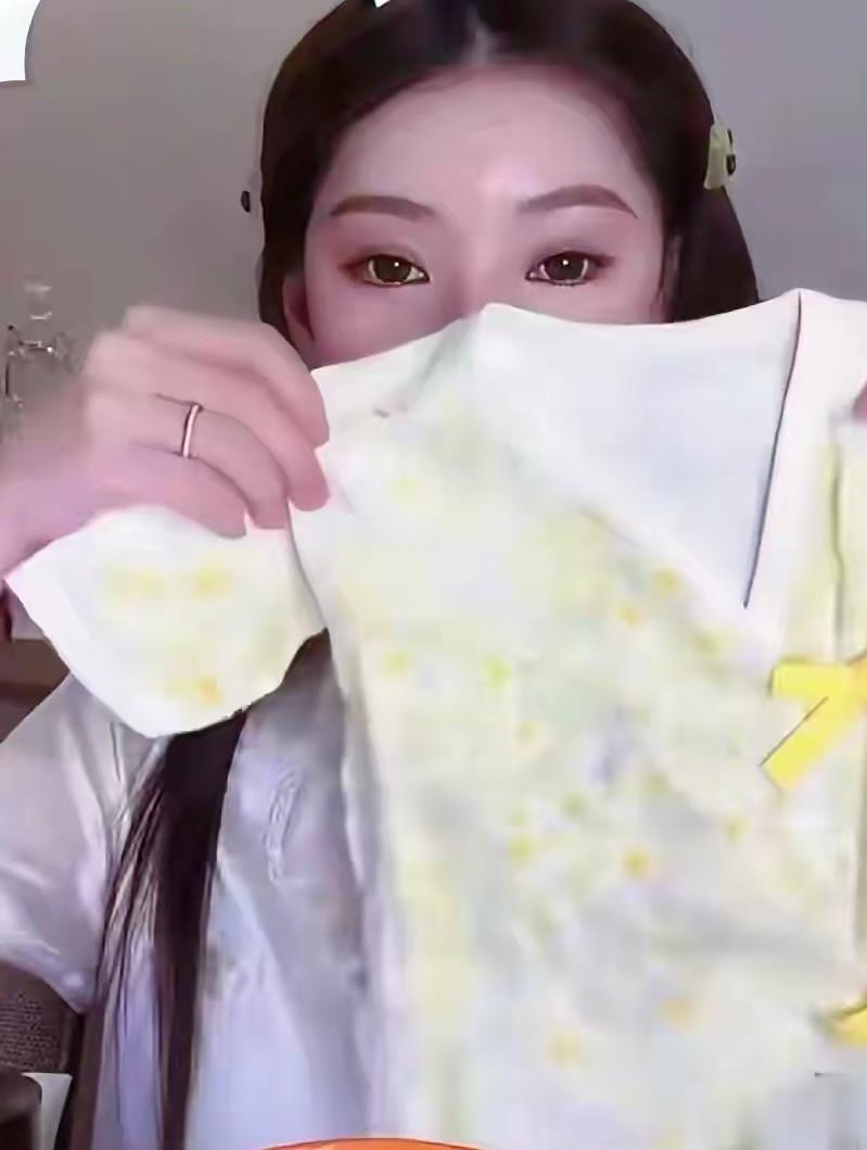 马筱梅晒婴儿服，都是男孩款式，透露孩子像她，三娃都回京上学