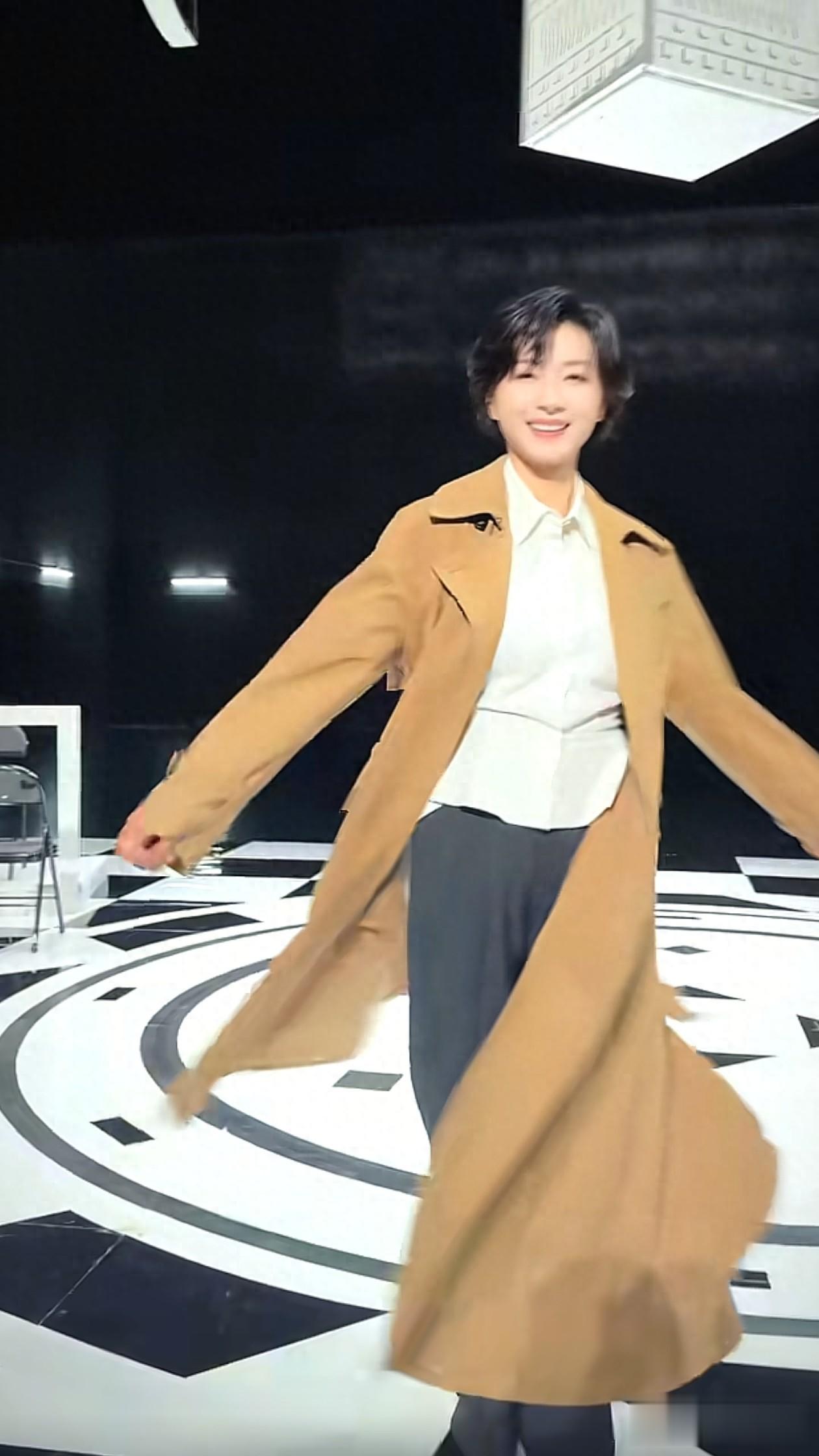 43岁万茜最新穿搭：白衬衫+大衣+阔腿裤，高级又洋气，美出新高度