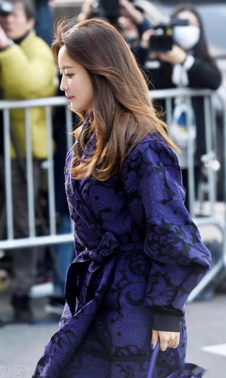 47岁金喜善风格一换惊艳众人！紫色大衣自带贵气滤镜，神秘又优雅