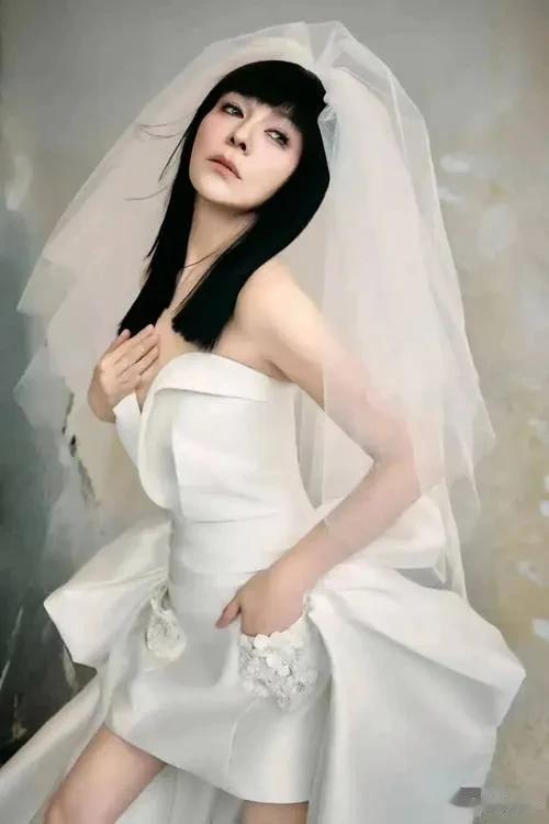 “雪姨”王琳穿短裙纷纱走秀冻龄状态引热议