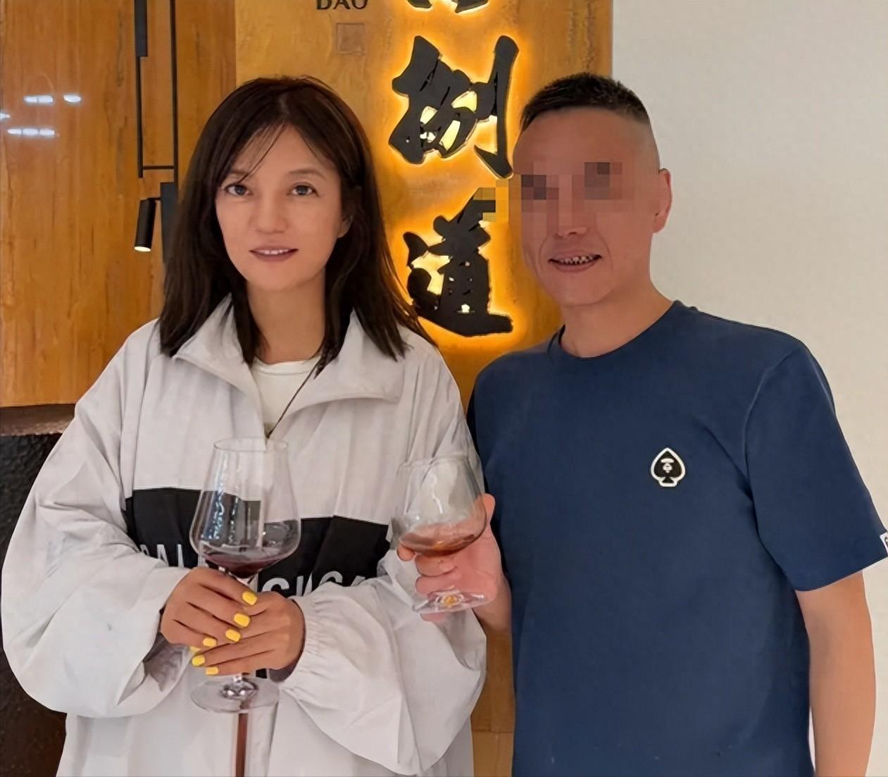 面相又变了！49岁赵薇广东吃饭，又老又瘦没架子，却再无回头路走