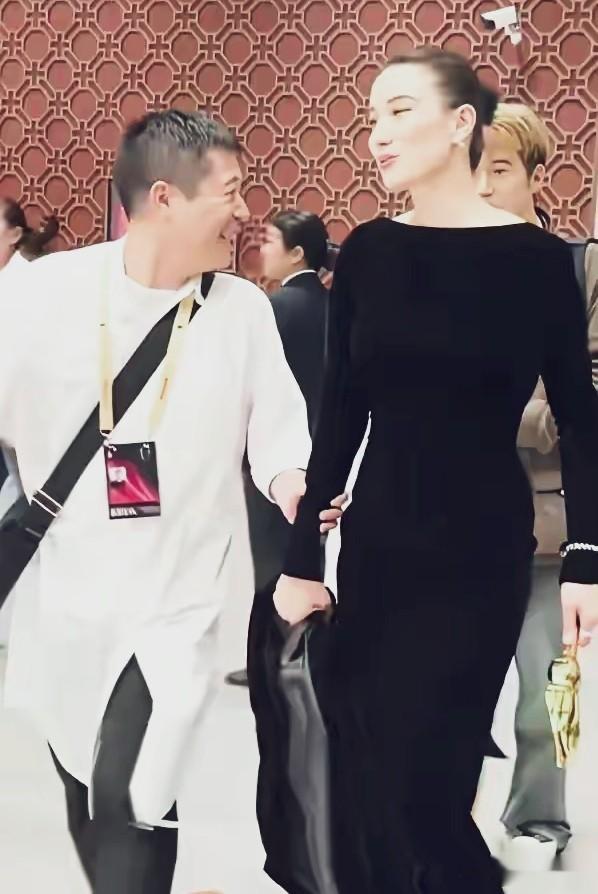 羡慕不来!宋佳婚后被宠成公主,事业运爆棚,奖杯多到数不清!