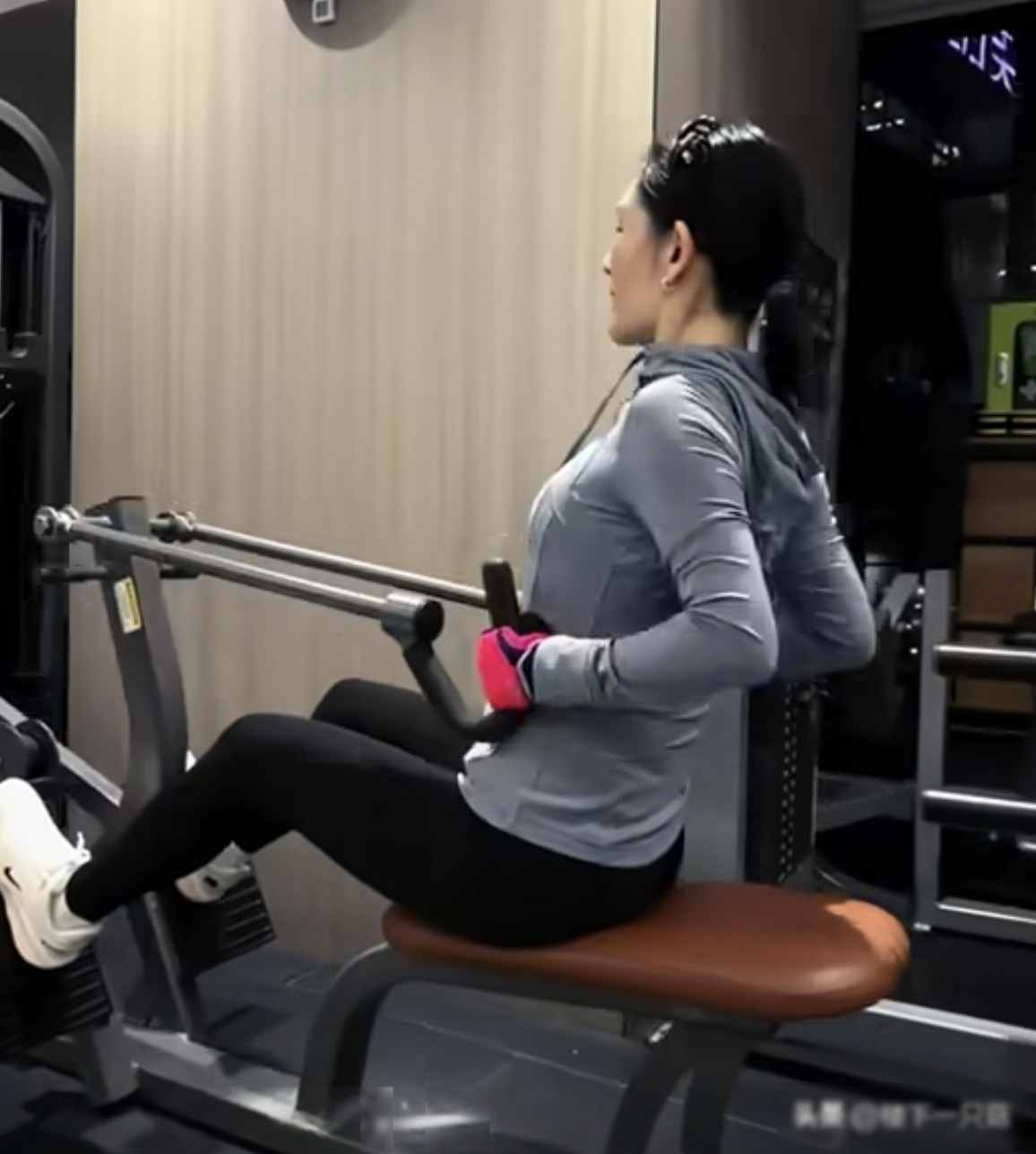 谢娜晒健身视频 44岁身材丰腴 不在意小肚子 难怪张杰对她生理性喜欢