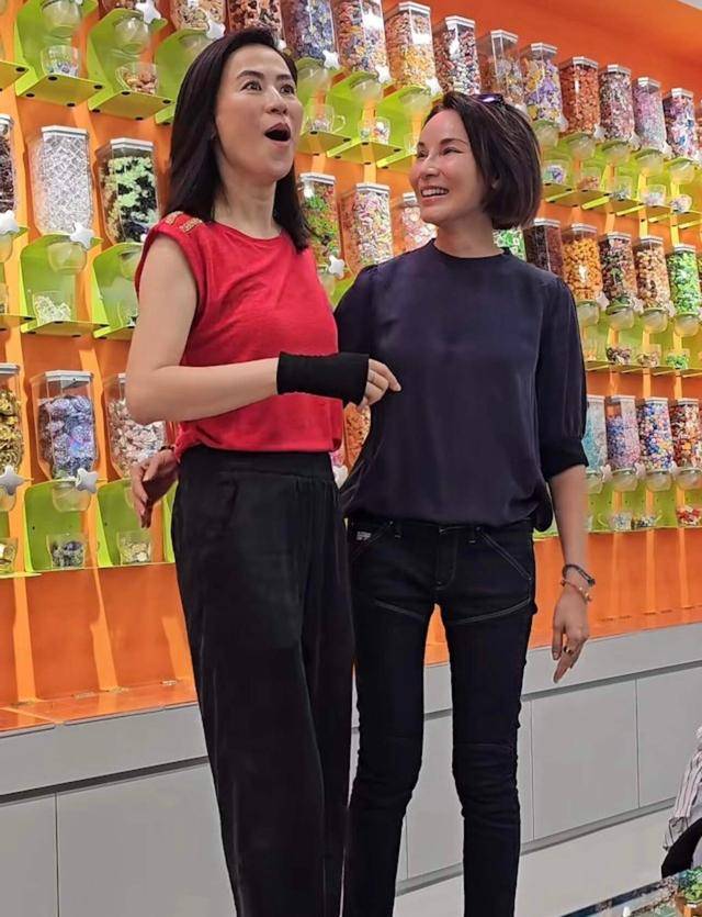 TVB前花旦与好友同框