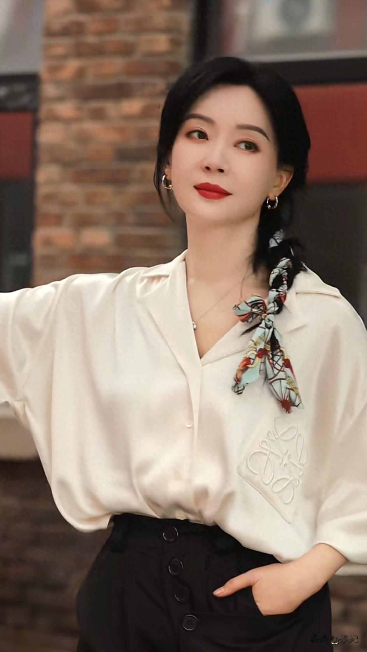 48岁陈数秋日穿搭：白衬衫+半身裙，优雅大方又减龄，美得像28岁