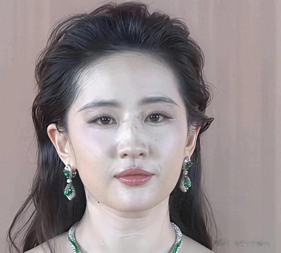 刘亦菲怼脸近照原来这才是38岁刘亦菲的真实容貌
