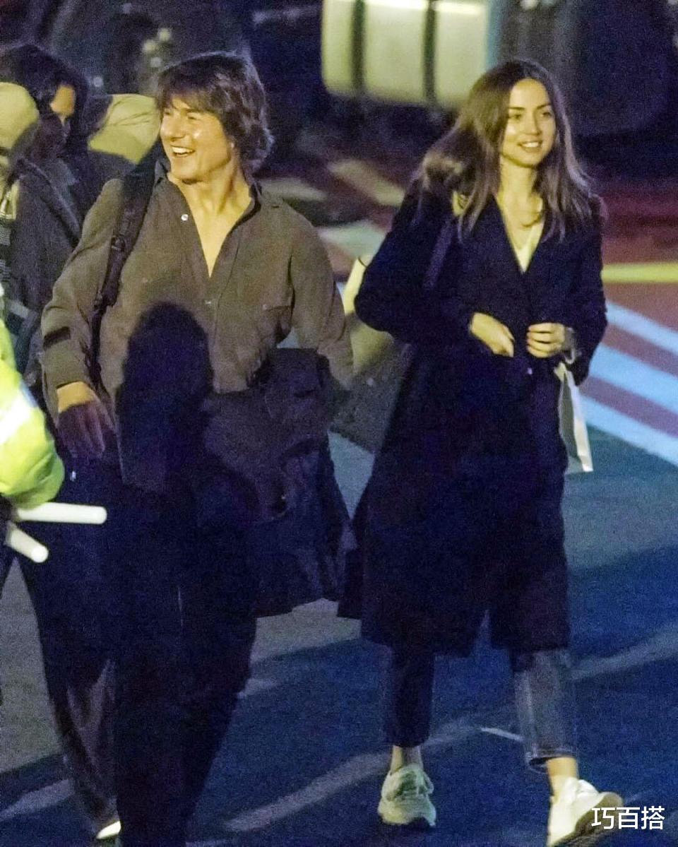 62岁阿汤哥疑似恋情曝光！两人公园漫步游艇度假，差26岁也没代沟