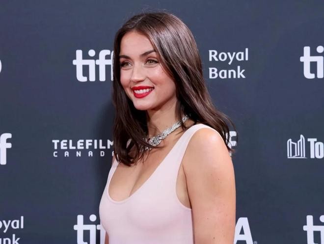 63岁汤姆克鲁斯牵手安娜,37岁安娜扎着马尾清纯甜美,看着很般配