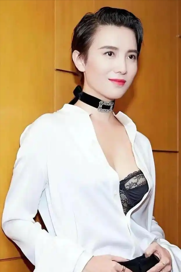 女星素颜名场面！张予曦瘆人，江疏影像大妈，朱珠丑到认不出