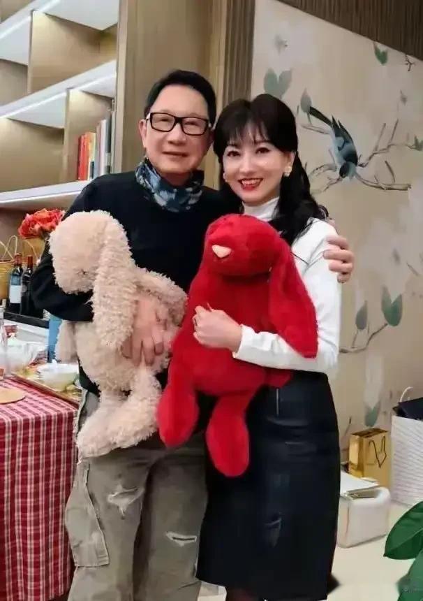 72岁赵雅芝和80岁老公团聚晒照,状态超级无敌好,堪称保养奇迹