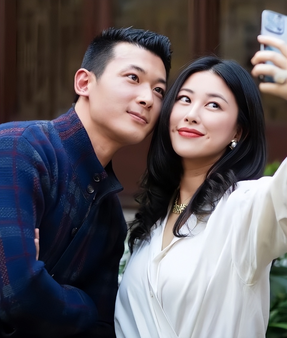 恭喜朱珠搬离老破小!和老公在豪宅做牛排请客,家里穿短袖超暖和