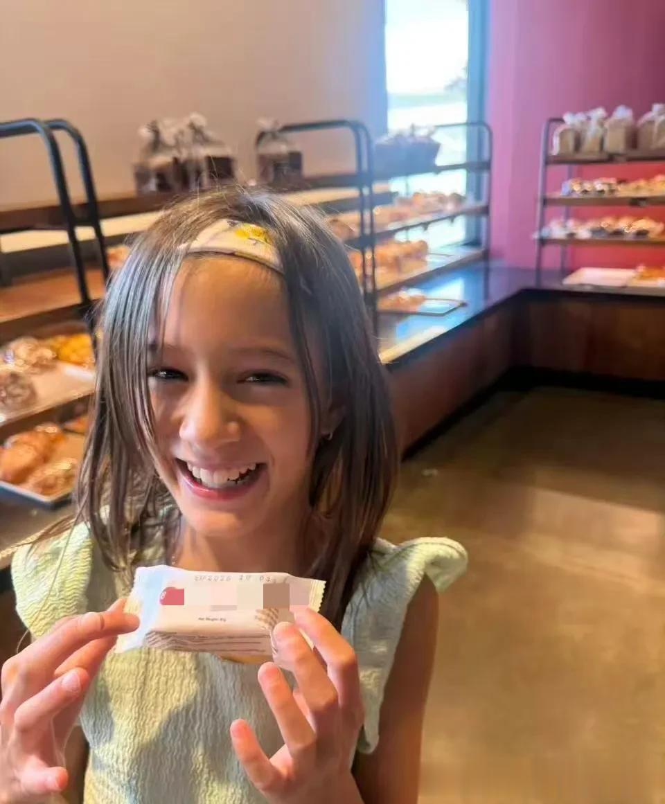 江语晨两个孩子近照，俩娃混血感很强，长得不像妈妈