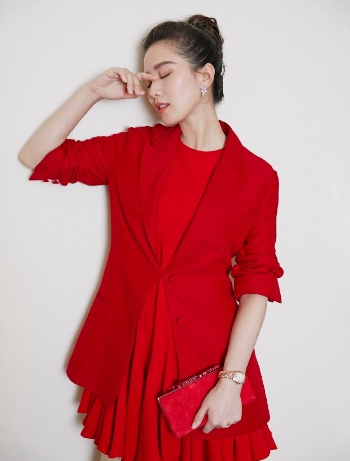 刘诗诗气质真的好独特！穿红色衬衫裙，好有成熟女人得魅力！ ???