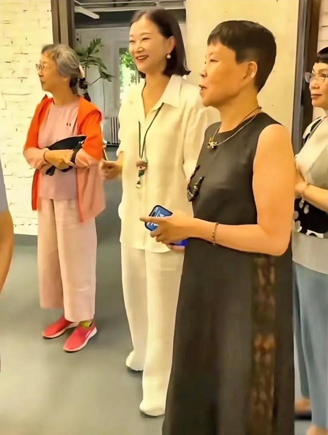 58岁宋祖英近照：穿白色棉麻套装，剪齐肩短发，私人聚会全场焦点