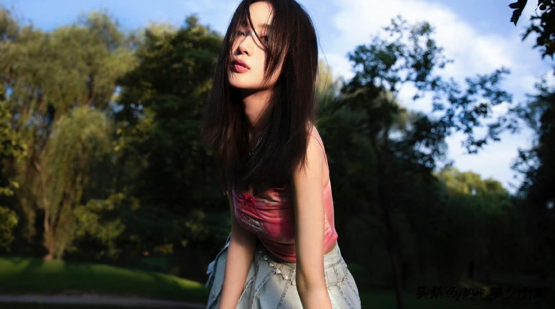 王梓薇,小白裙穿搭,大长腿好吸睛。