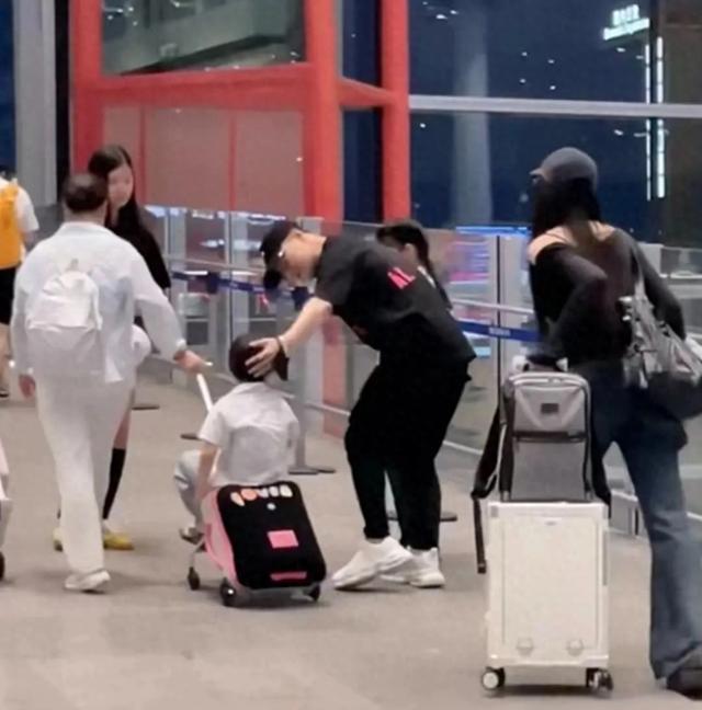 汪峰带四个孩子回京 一家罕同框！二女儿紧张低头，醒醒气场拉满