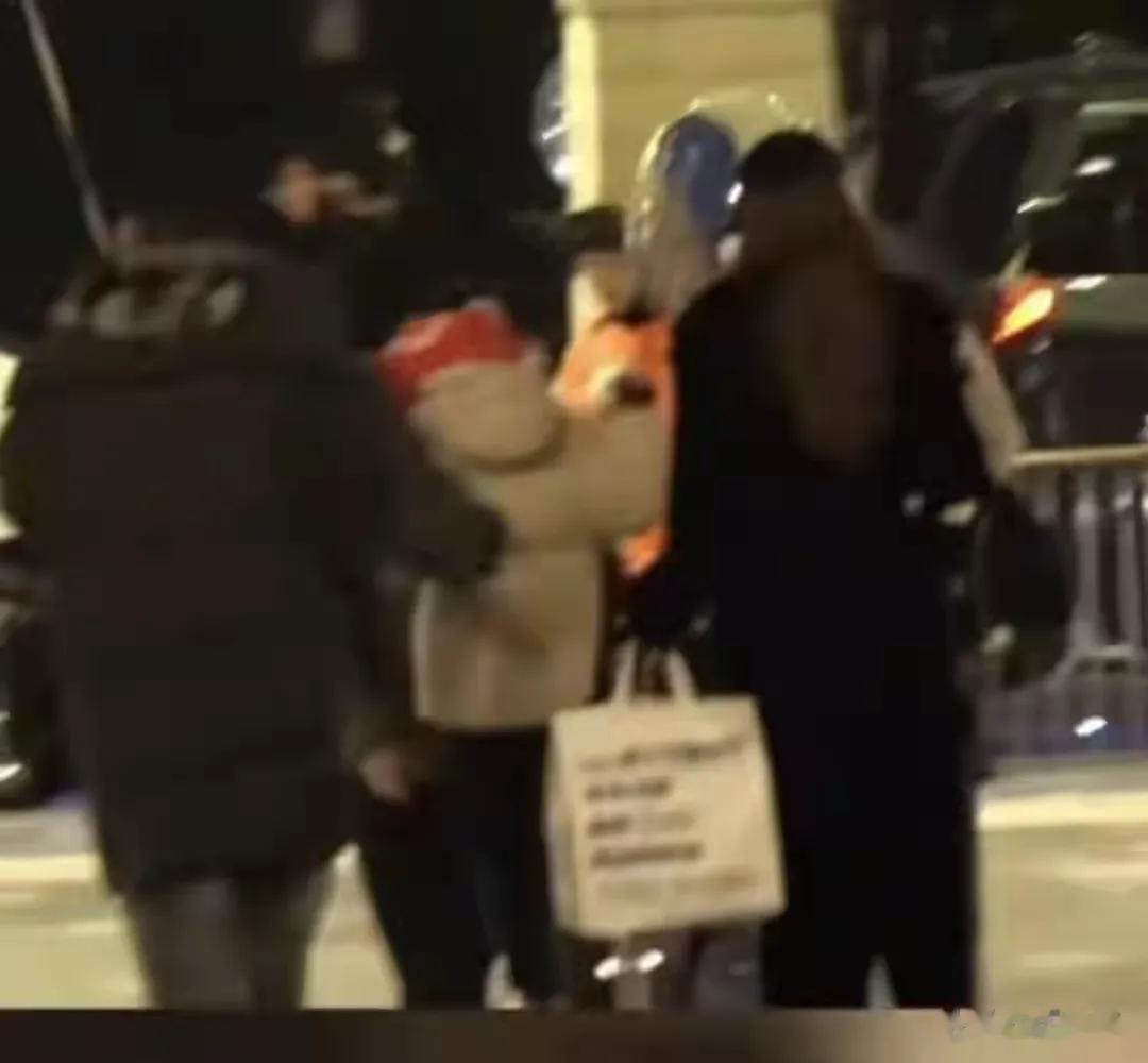 黄晓明杨颖带儿子游玩!给前妻拎包很顺手,小海绵明显跟妈妈亲近