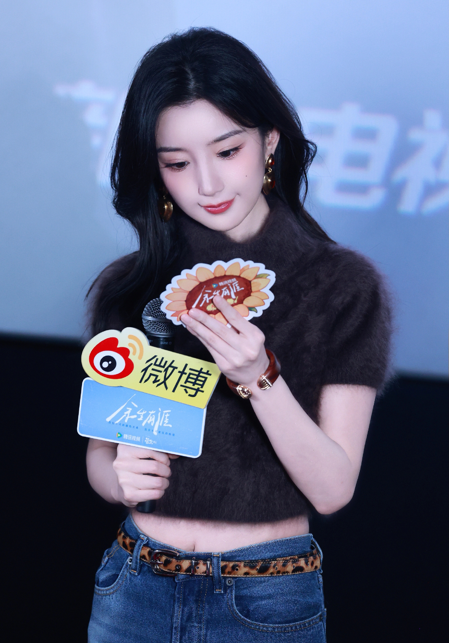 毛晓彤《余生有涯》剧宣太会穿，露腰上衣搭豹纹皮带，又甜又酷