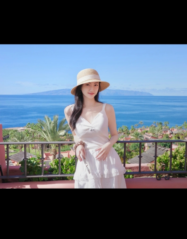 景甜最新度假美照,一袭白裙配长发,温柔又漂亮