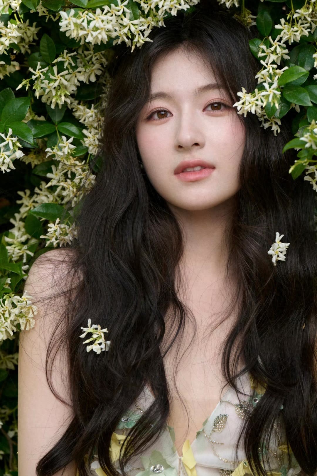 李兰迪发丝缀花，眼眸藏着温柔