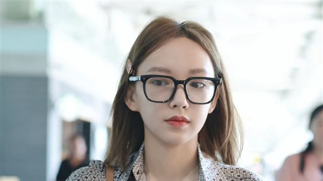 程潇私服机场直拍图，线下真的好漂亮呀，颜值和身材都非常好