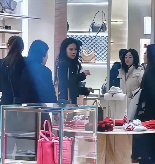 刘亦菲LV购物被偶遇！腰臀丰腴不少变性感，长发及腰气质似大学生