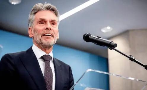 一台30亿！全球顶级光刻机出货，英特尔抢跑，台积电三星分道扬镳