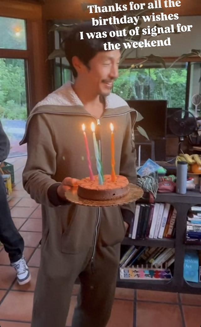 郑佩佩儿子庆祝40岁生日，患癌妻子抱娃出镜，两岁混血儿子像妈妈