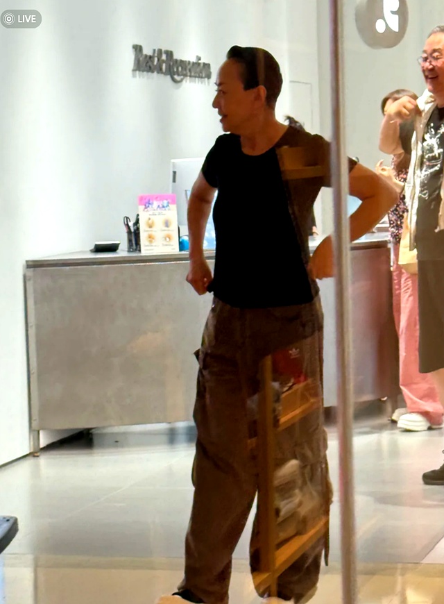 宋丹丹一家五口三里屯逛街,71岁赵玉吉满面春风,和儿媳有说有笑