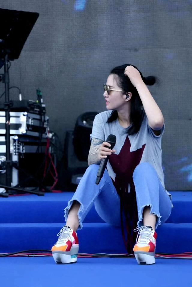 谭维维音乐节造型酷炫，鞋子意外抢镜，网友：这是最后一位格格鞋