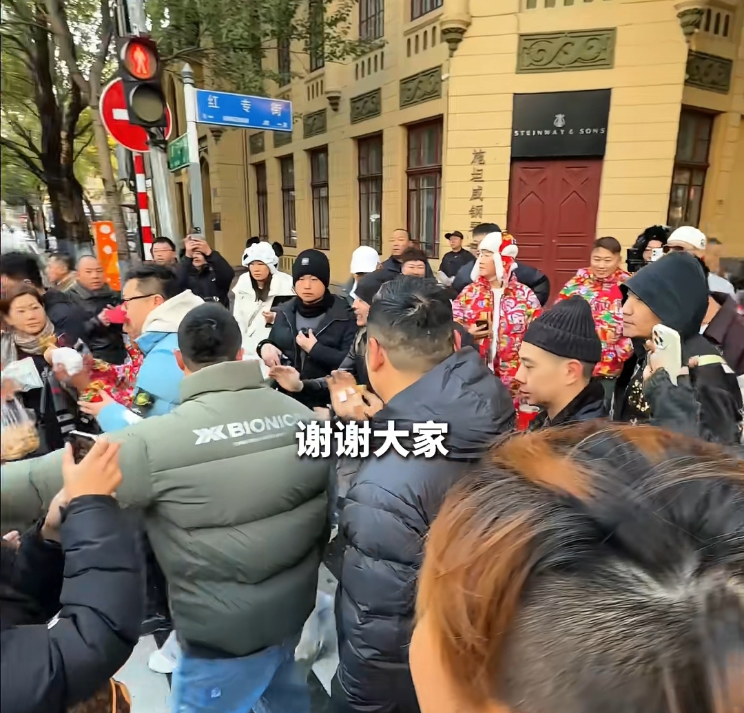 任贤齐哈尔滨逛早市，大口吃包子超接地气，网友:10月穿羽绒服？