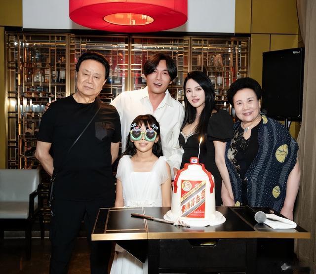 伊能静为秦昊庆祝47岁生日，公婆女儿全出镜，一家五口好幸福