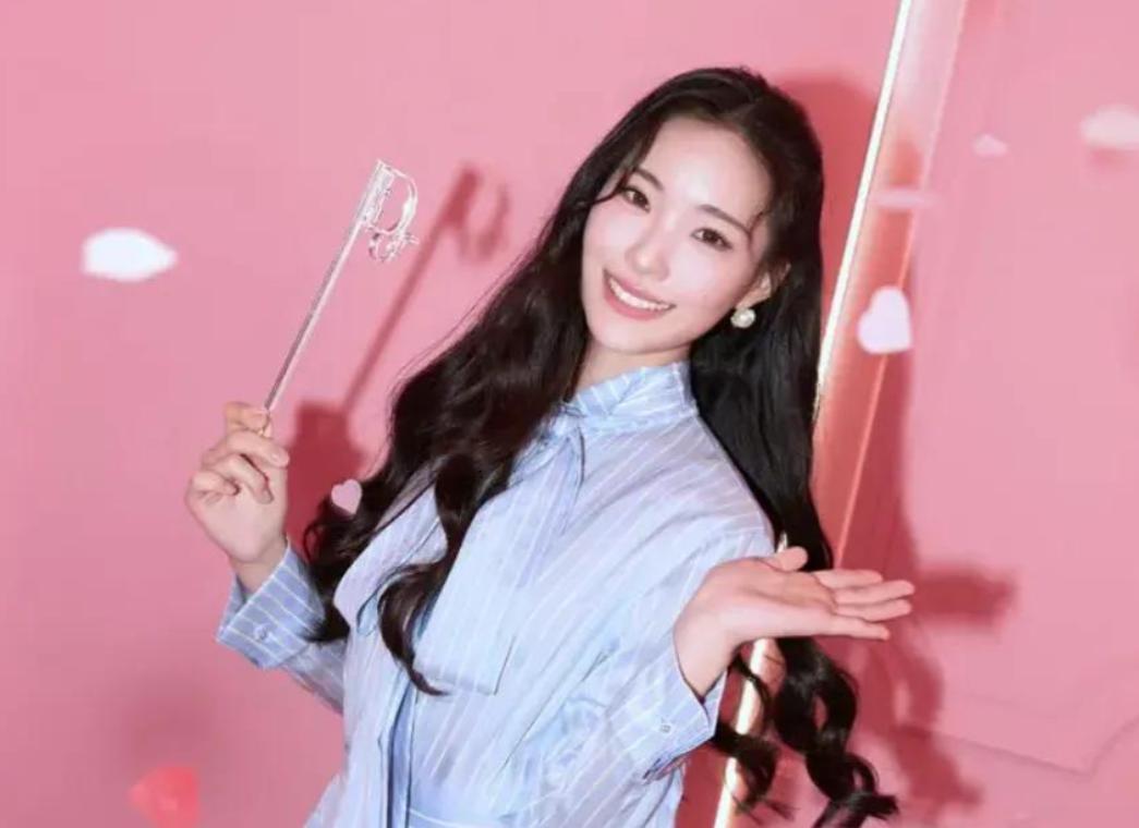 小S出席音乐会站C位!穿一身黑压低帽檐装前辈,嘴角都压不住笑容