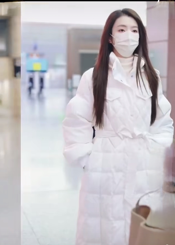 李云霄穿长款白色羽绒服漂亮又优雅