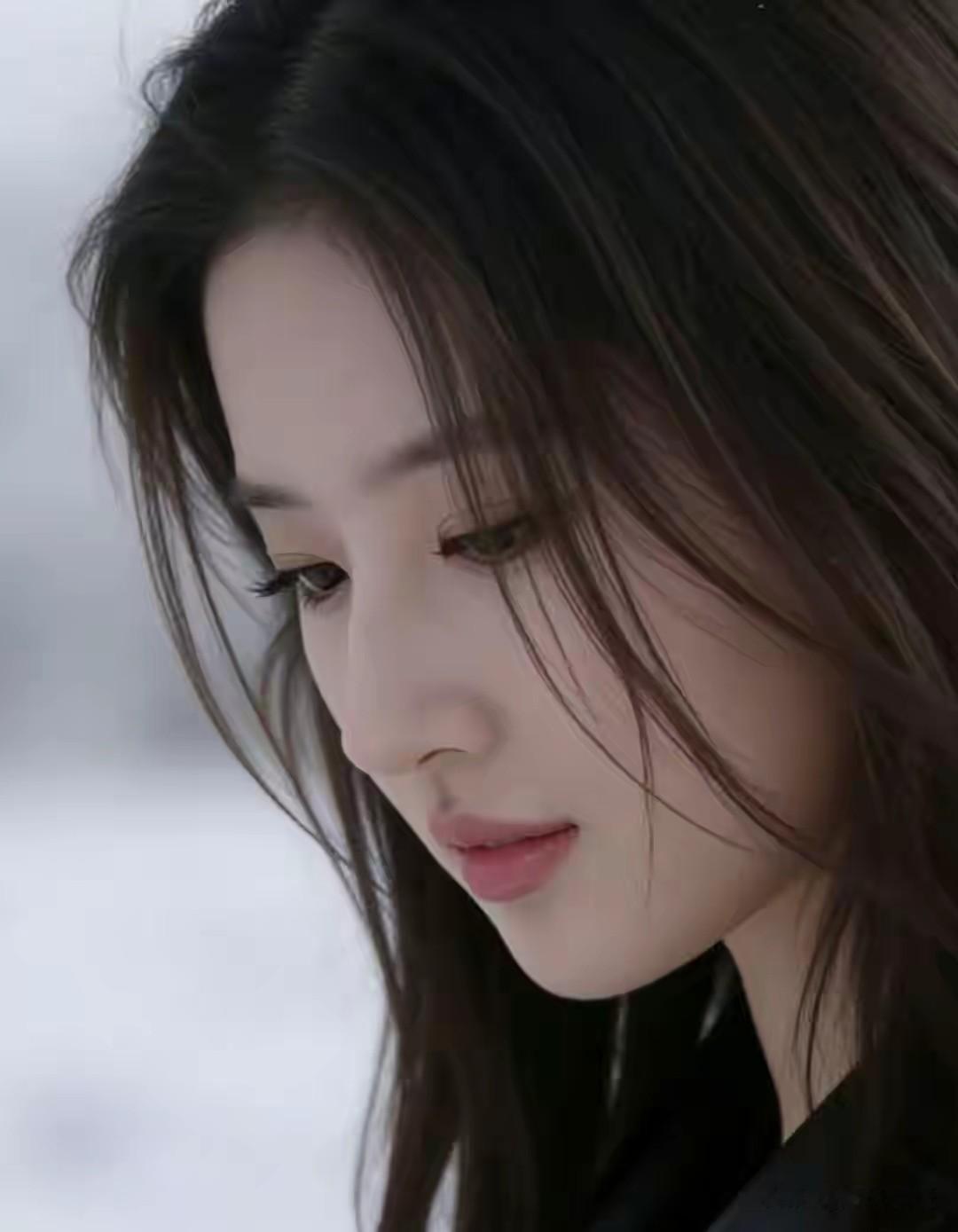 刘亦菲抛弃仙女裙穿皮衣，这才是女星该有的酷飒模样