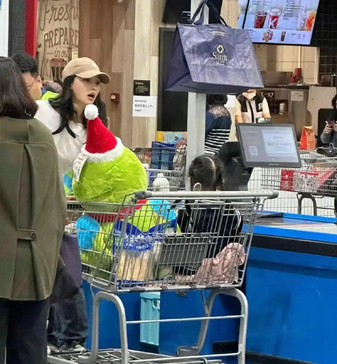 孙怡国庆节带女儿回老家，排队为大福买气球，素颜露面状态超好