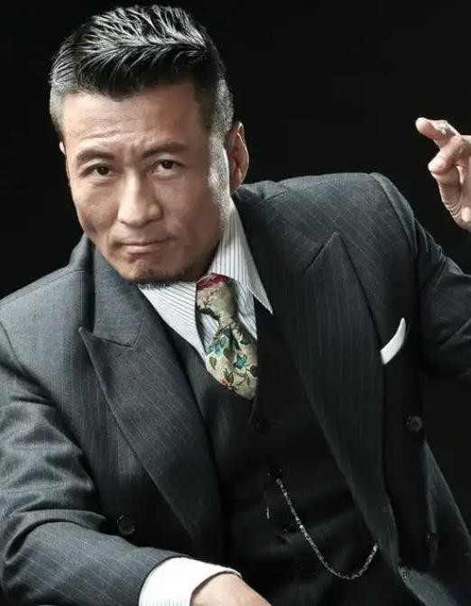 落魄港星,工地挖掘机,背后辛酸谁人知?