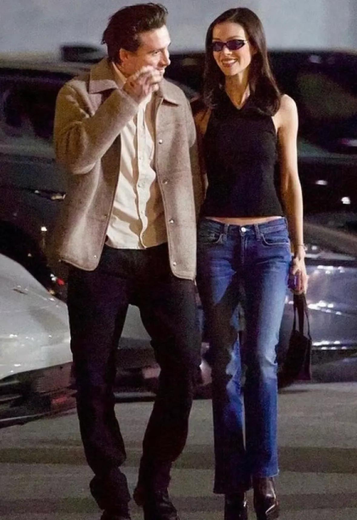 大布妮可拉最新街拍，妮可拉又踩15cm高跟鞋出门，大布罗圈腿太丑