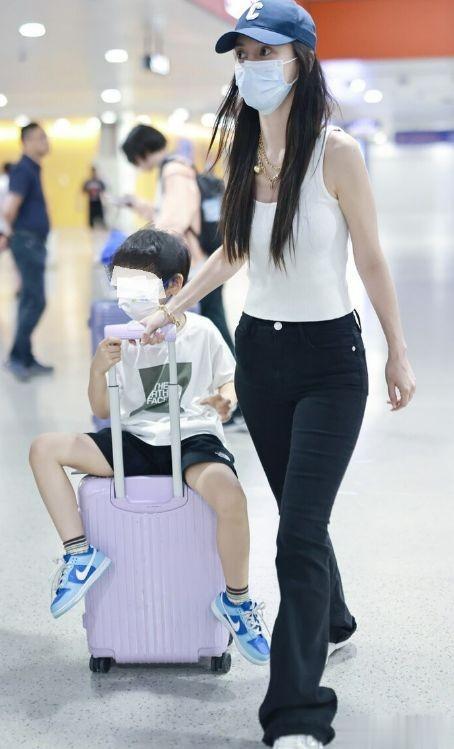 杨颖带娃机场被夸,凭啥妈妈美和带娃不能两全?