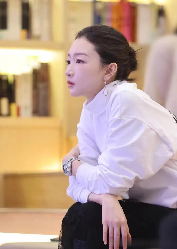 周冬雨增肥后气质大变!穿白色卫衣+黑色纱裙,简约又高级!