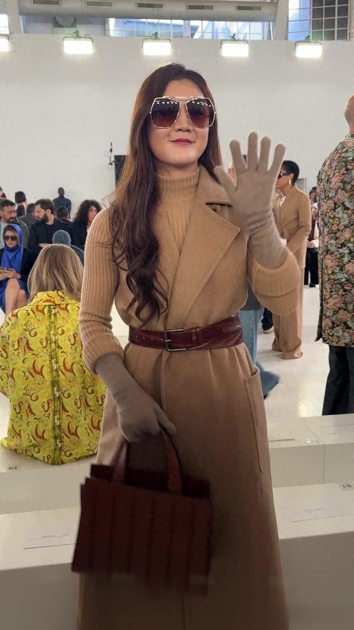 陈梦闪耀米兰秀场，穿束腰大衣搭配浪漫波浪卷，一颦一笑气场全开