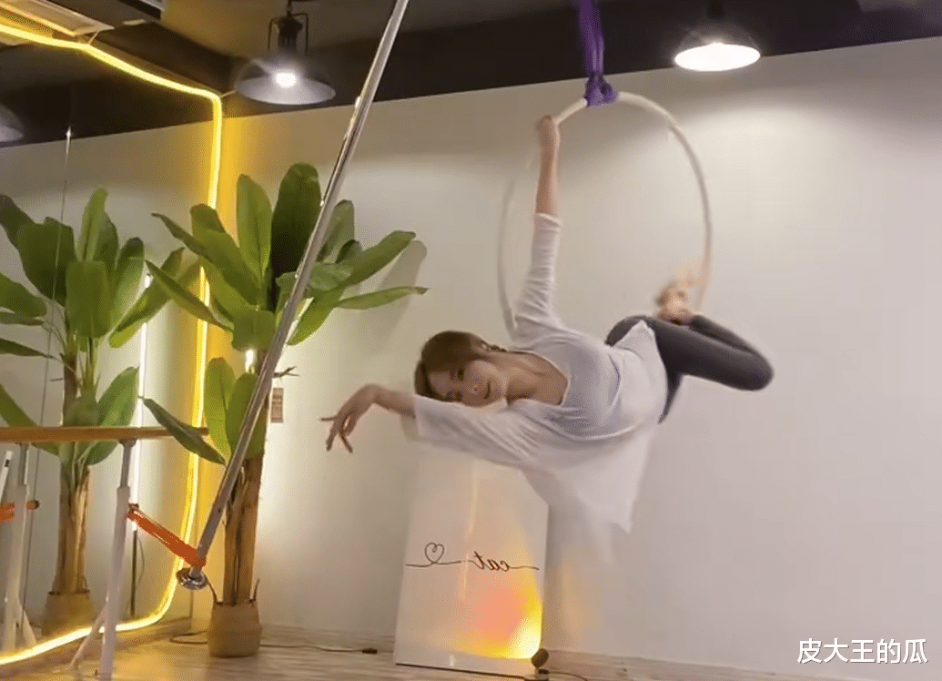 舞蹈女主播转战新平台,多次试探平台底线,粉丝:小奶狗这么难养