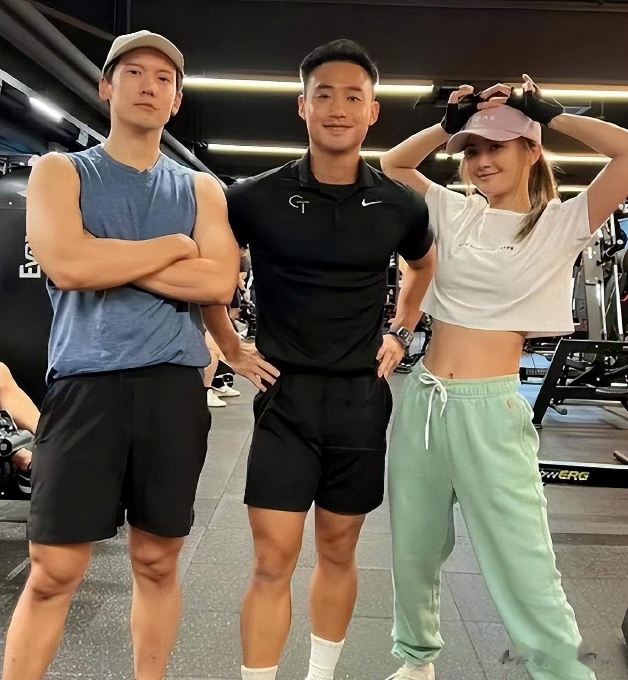 生理性喜欢显而易见，43岁阿Sa官宣恋情，给内娱女明星们上了一课