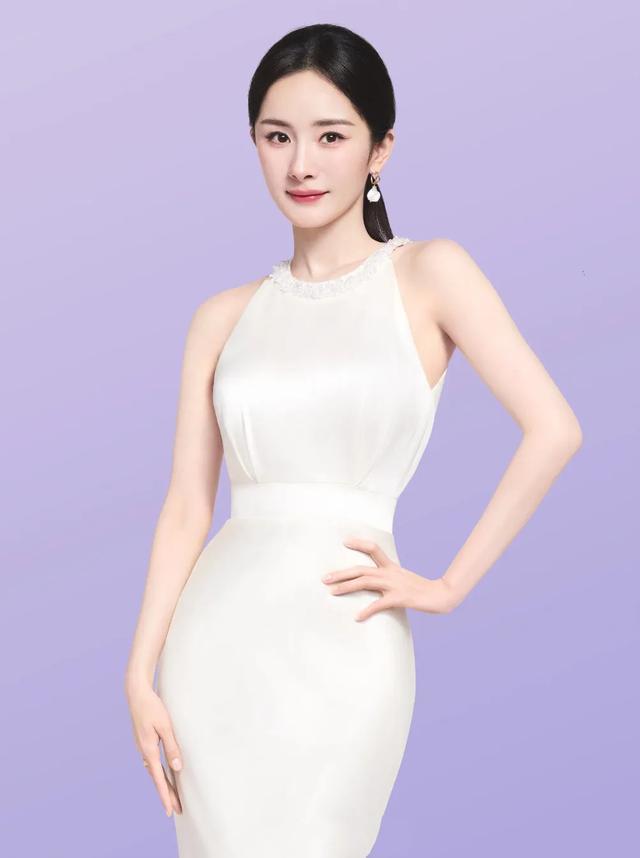 优雅迷人大幂幂，闪耀的礼服与精致的妆容，完美诠释了夜晚的华丽