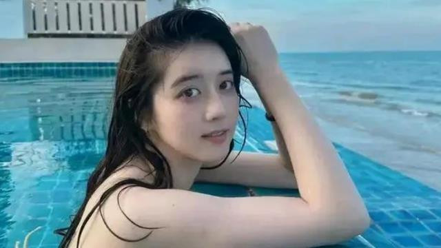 辱骂中国人女演员背景被扒，干爹身份不简单 ，网友：彻底封杀