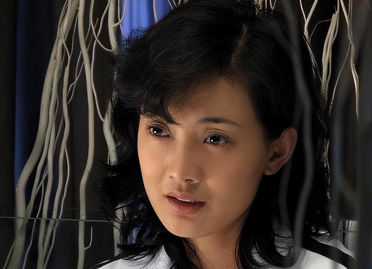 53岁牛莉近照身材火辣！穿4万大衣满身高奢，被大8岁富豪老公宠着