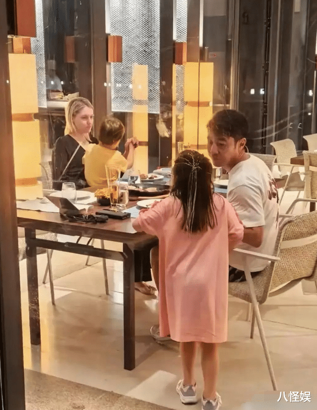 撒贝宁一家现身机场,女儿好漂亮,李白手捧鲜花但看着没那么开心