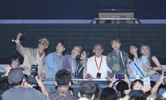 44岁谢霆锋长沙小饭馆被偶遇：穿黑色T恤长发飘飘，像20岁小伙子