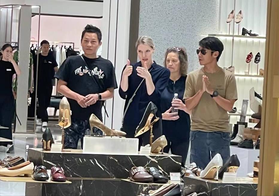 撒贝宁携家人购物，妻子李白扎马尾侧颜超美，女儿穿碎花裙很漂亮